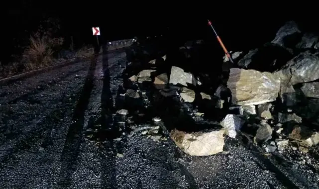 Manisa'da heyelan: Ulaşım tek şeritten sağlandı