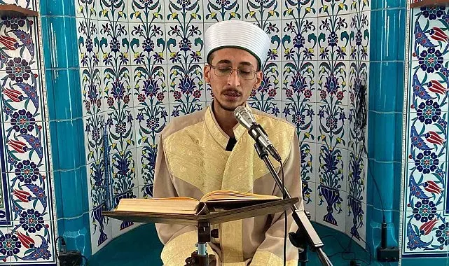 Konuşurken kekeleyen vekil imam hatip, Kur'an-ı Kerim'i ve duaları takılmadan okuyor
