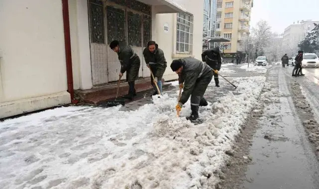 Isparta mevsimin ilk kar yağışıyla beyaza büründü