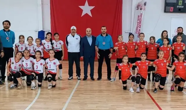 Alaplı Merkez Ortaokulu Voleybol Takımı Zonguldak Şampiyonası'nda