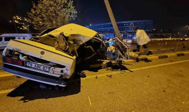 Alkollü ve ehliyetsiz sürücünün Tofaş'la yaptığı hız aydınlatma direğinde bitti