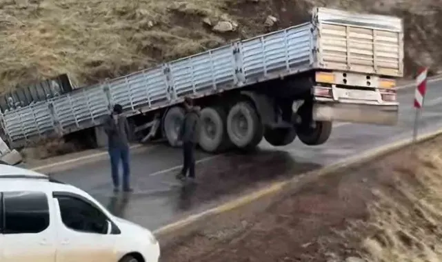 Siirt'te kayganlaşan yolda tır devrildi