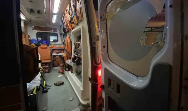 Diyarbakır'da hasta taşıyan ambulansa taşlı saldırı