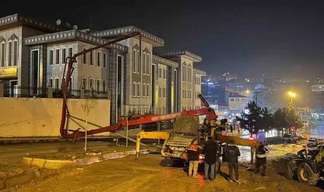 Beton pompası devrildi, facianın eşiğinden dönüldü