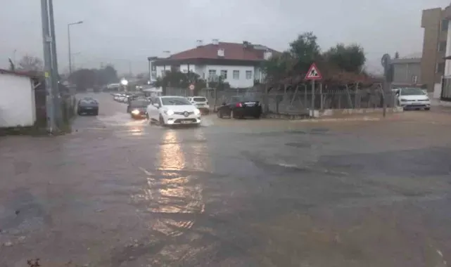Menteşe'de sağanak yağış hayatı olumsuz etkiledi