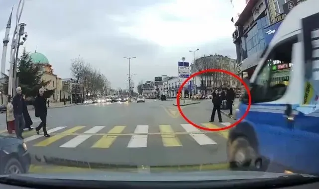 Kırmızı ışıkta geçtiği yetmedi, yayaya çarpmasına ramak kaldı: O anlar kamerada