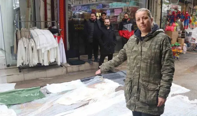 Tarihi çarşıdaki su ve çamura 'halı ve perdeli' çözüm