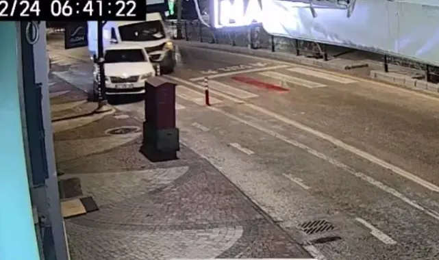 Hafif ticari araç park halindeki otomobile çarptı, ortalık savaş alanına döndü