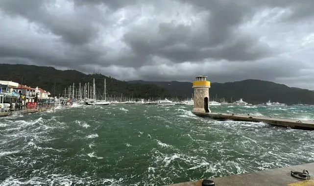 Marmaris'te lodos ve sağanak yağış denizin rengini değiştirdi