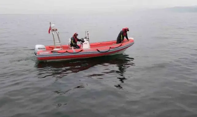 Balık tutarken denize düşen adamı dalgıçlar arıyor
