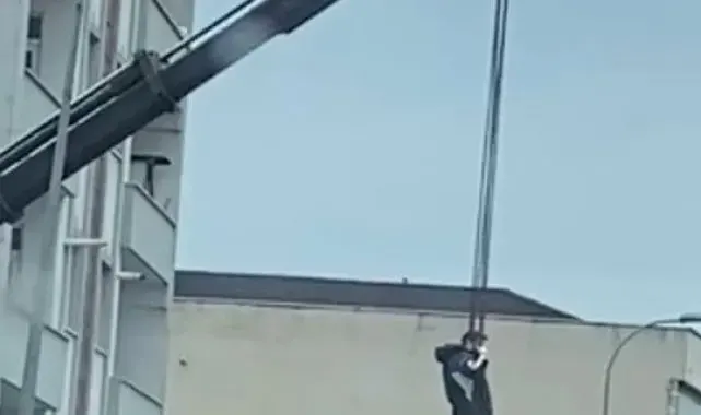 Ataşehir'de vinç halatına tutunarak iniş yapan şahıs kamerada
