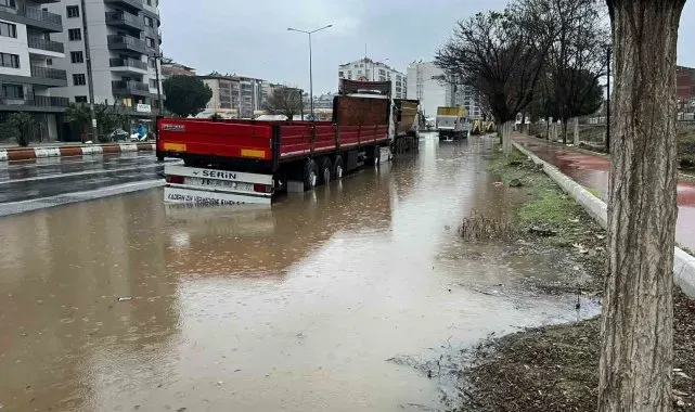 İncirliova'da karayolu göle döndü