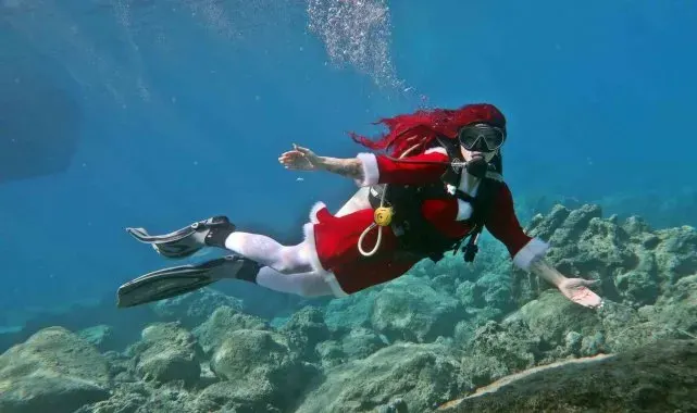 Fethiye'de Slovenyalı dalgıç deniz altında Noel'i kutladı