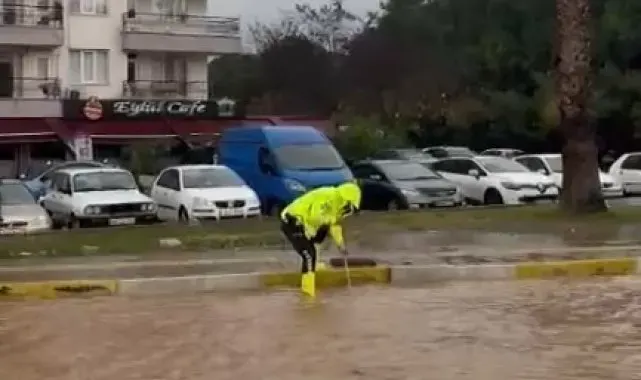Milas'ta trafik ekipleri sağanak yağışta vatandaşların yardımına koştu
