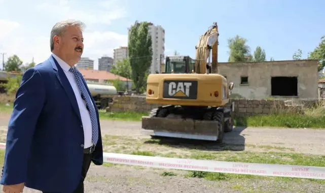 Melikgazi'de metruk yapılar yıkıldı