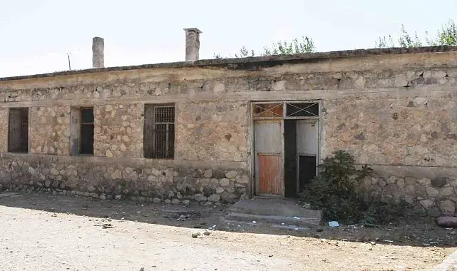 Silopi'de tehlike saçan metruk yapı yıkılıyor