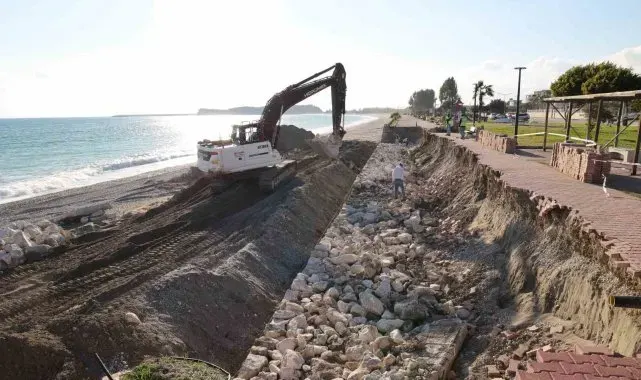 Demre Kömürlük Sahili'ne 450 metre uzunluğunda duvar
