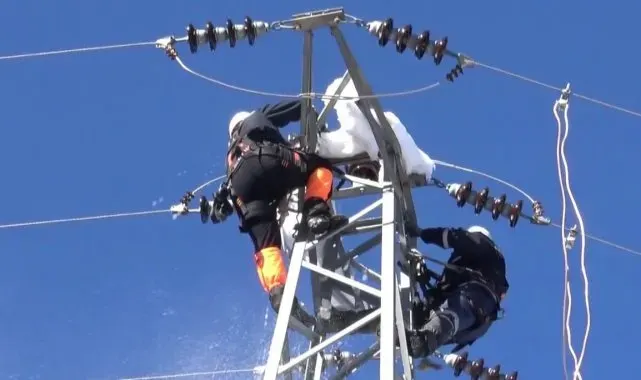 Artvin'de elektrik arıza ekipleri zorlu kış şartlarına meydan okuyor