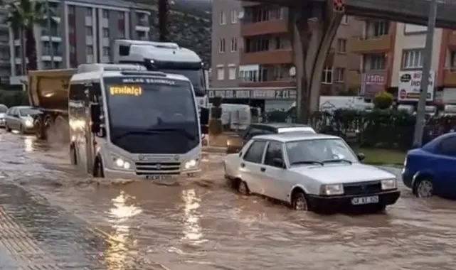 Milas'ta sağanak yağış yolları göle çevirdi