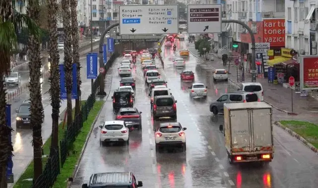 Turuncu kodla uyarılan Antalya güne yağışla başladı