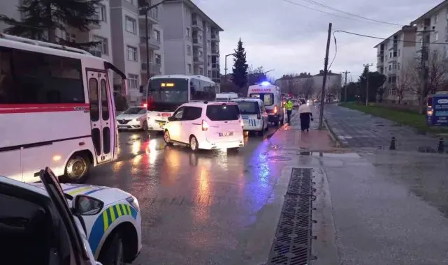 Edirne'de sabah saatlerinde etkili olan sağanak yağış beraberinde kazaları getirdi