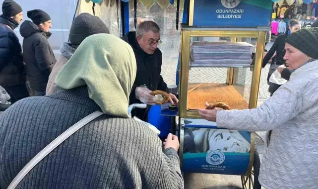 Hayırsever vatandaş 500 simidi bedava dağıttırdı