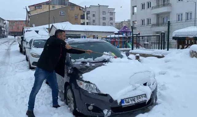 Karlıova'da kar esareti: Belediye ekipleri kar birikintilerini kamyonlarla taşıyor