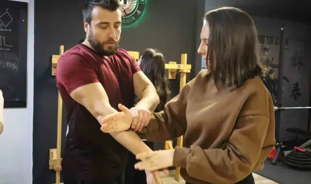 Liseli kız öğrenciler tehlikelere karşı savunma sanatı öğreniyor