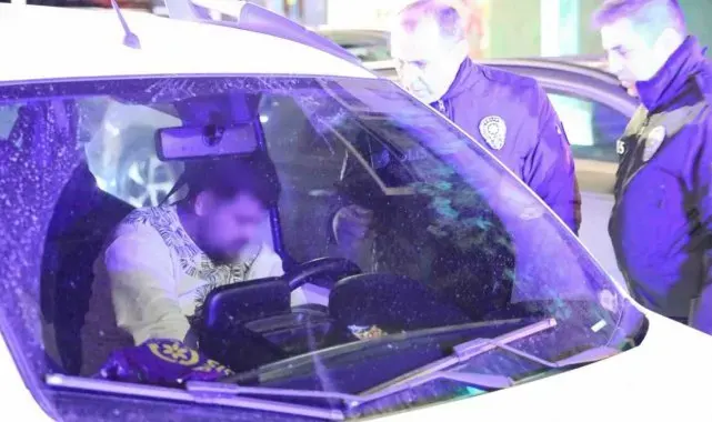Kendini araca kilitleyen alkollü sürücüyle polisin imtihanı ecel teri döktürdü