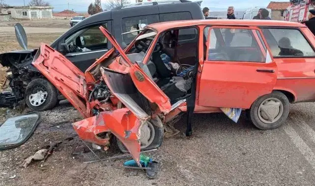 Kırşehir'de otomobil hafif ticari araçla çarpıştı: 1'i ağır 3 yaralı