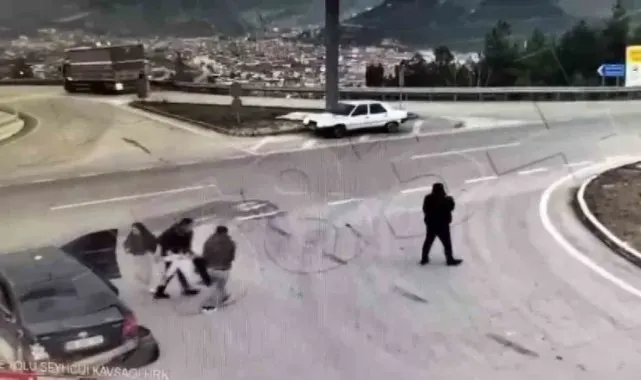 Yanan otomobilde sıkışan sürücüyü vatandaşlar kurtardı