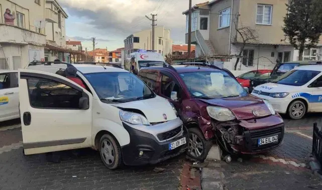 Edirne'de iki hafif ticari araç çarpıştı: Baba ve oğlu yaralandı