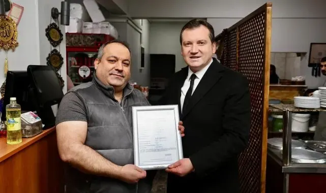 Silivri Belediye Başkanı Bora Balcıoğlu, esnafa ruhsatlarını teslim etti
