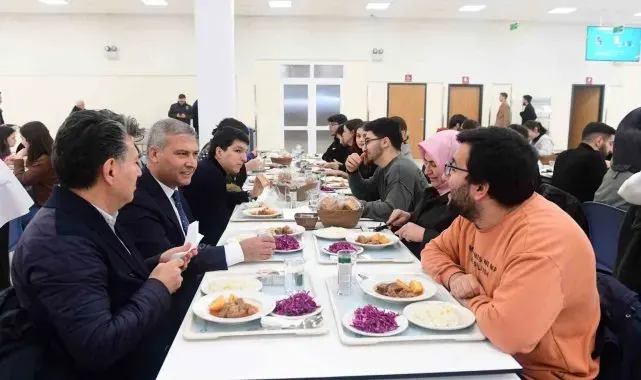 Yıllar önce öğrenci olarak geldiği yemekhaneye şimdi rektör olarak geldi