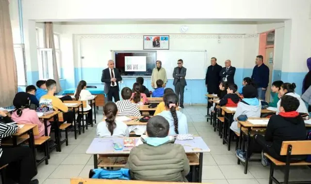 Müdür Gür ortaokul öğrencileri ile derse katıldı