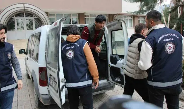 Amasya'da durdurulan otomobilden 4 kaçak göçmen çıktı