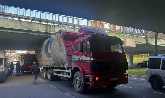 Bakırköy'de alt geçitten geçmeye çalışan kamyon sıkıştı