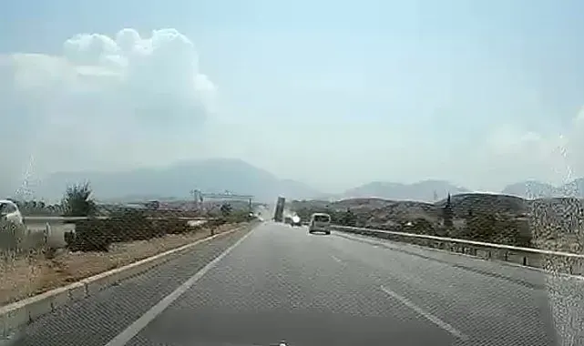 Tırın açık unutulan tırı dorsesi, EDS levhasını yerinden söktü