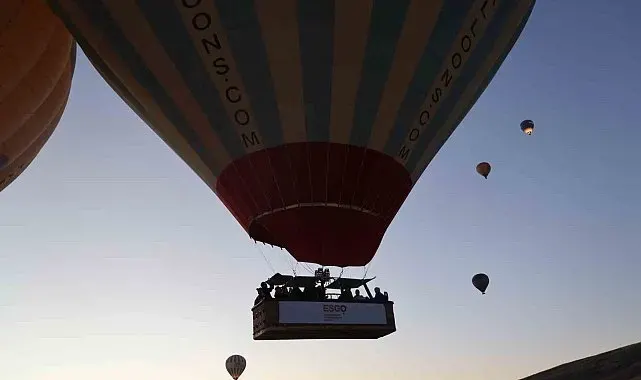 Kapadokya'da balonlar rahim ağzı kanserine karşı farkındalık için havalandı
