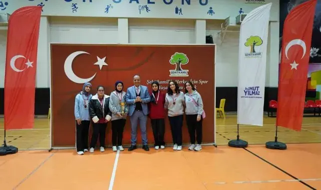 Badminton Kurtuluş Kupası'nda şampiyonlar belli oldu