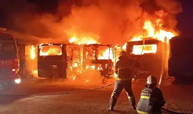 Burdur'da feci yangın: 5 halk otobüsü alev alev yanarak hurdaya döndü