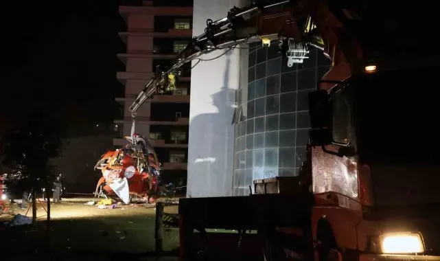 Düşerek kaza kırıma uğrayan ambulans helikopterin enkazı kaldırıldı