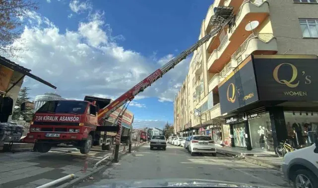 Aksaray'da asansörle binadan yük taşıyan nakliyeciler yürekleri ağza getirdi