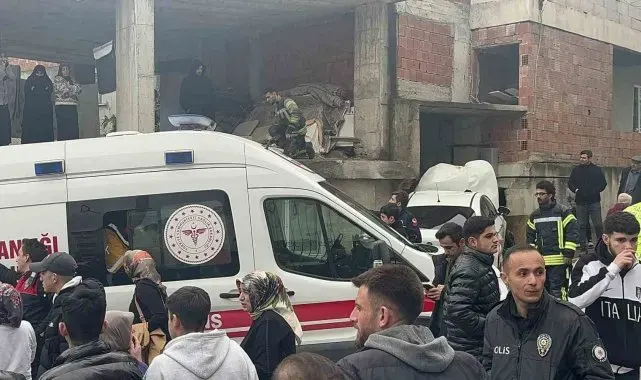 Freni boşalan otomobil binanın duvarına çarptı: 2'si ağır 4 yaralı