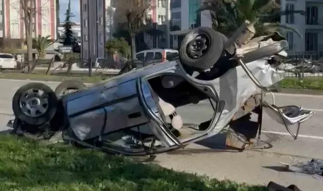 Samsun'da otomobili demir korkuluklara çaptı: 2 yaralı
