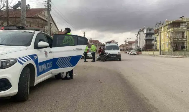 Karaman'da hafif ticari araçla çarpışan motokurye yaralandı