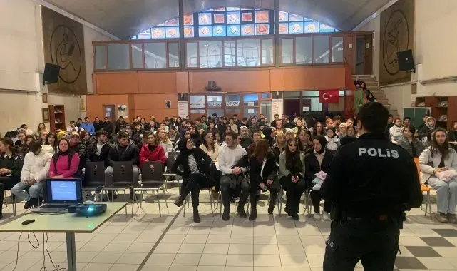 Polis bu sefer üniversite öğrencilerini bilgilendirdi