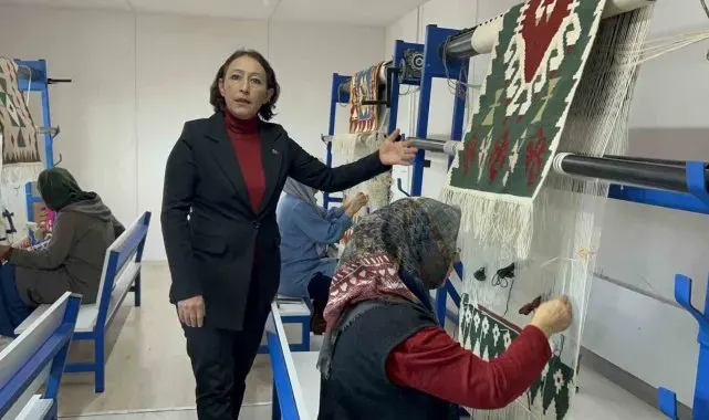 Depremzede kadınlar ilmik ilmik işledikleri Türk motifli halı ve kilimleri Japonya'ya satılıyor