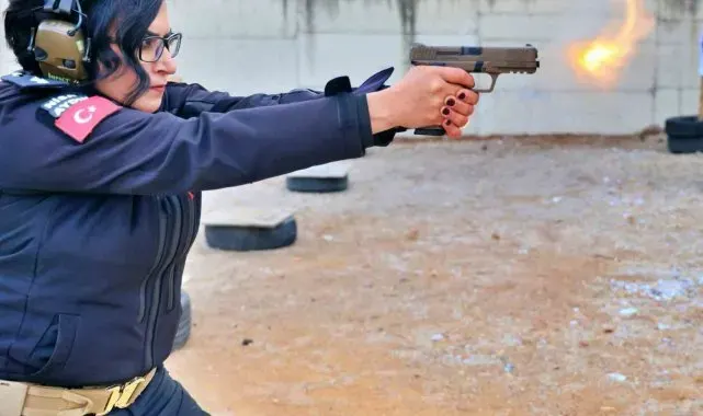 Antalya Emniyeti'nin Lara Corft'u: Eğitiminden geçen polis karanlıkta hedefi 12'den vuruyor