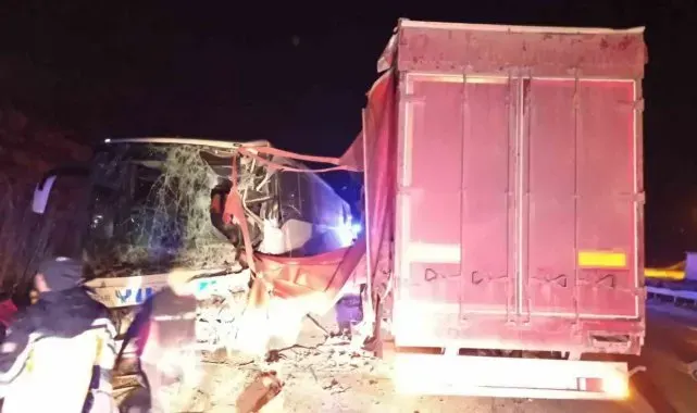 Yolcu otobüsü ile tırın çarpıştığı kazada yaralanan 18 kişinin tedavileri devam ediyor